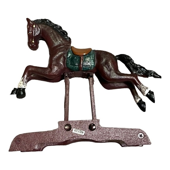 Cast iron painted horse spring loaded on base, moveable. - Picture 6 of 7